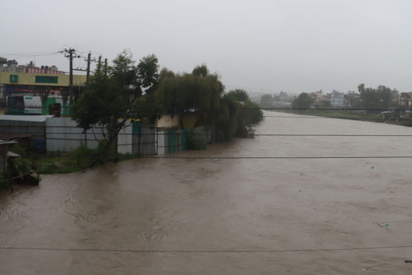 बागमती नदीले माटो काट्दा टौदह र किनारका बस्ती जोखिममा